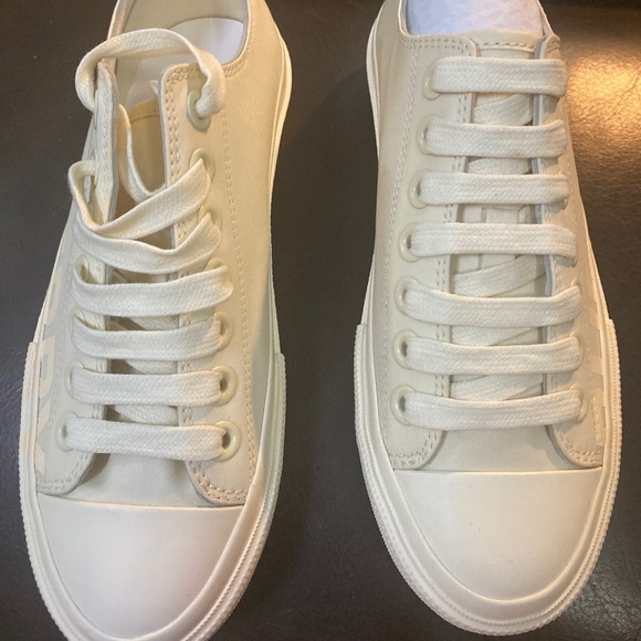 Burberry off white/ cream 6 size ladies sneaker - Picture 1 of 3